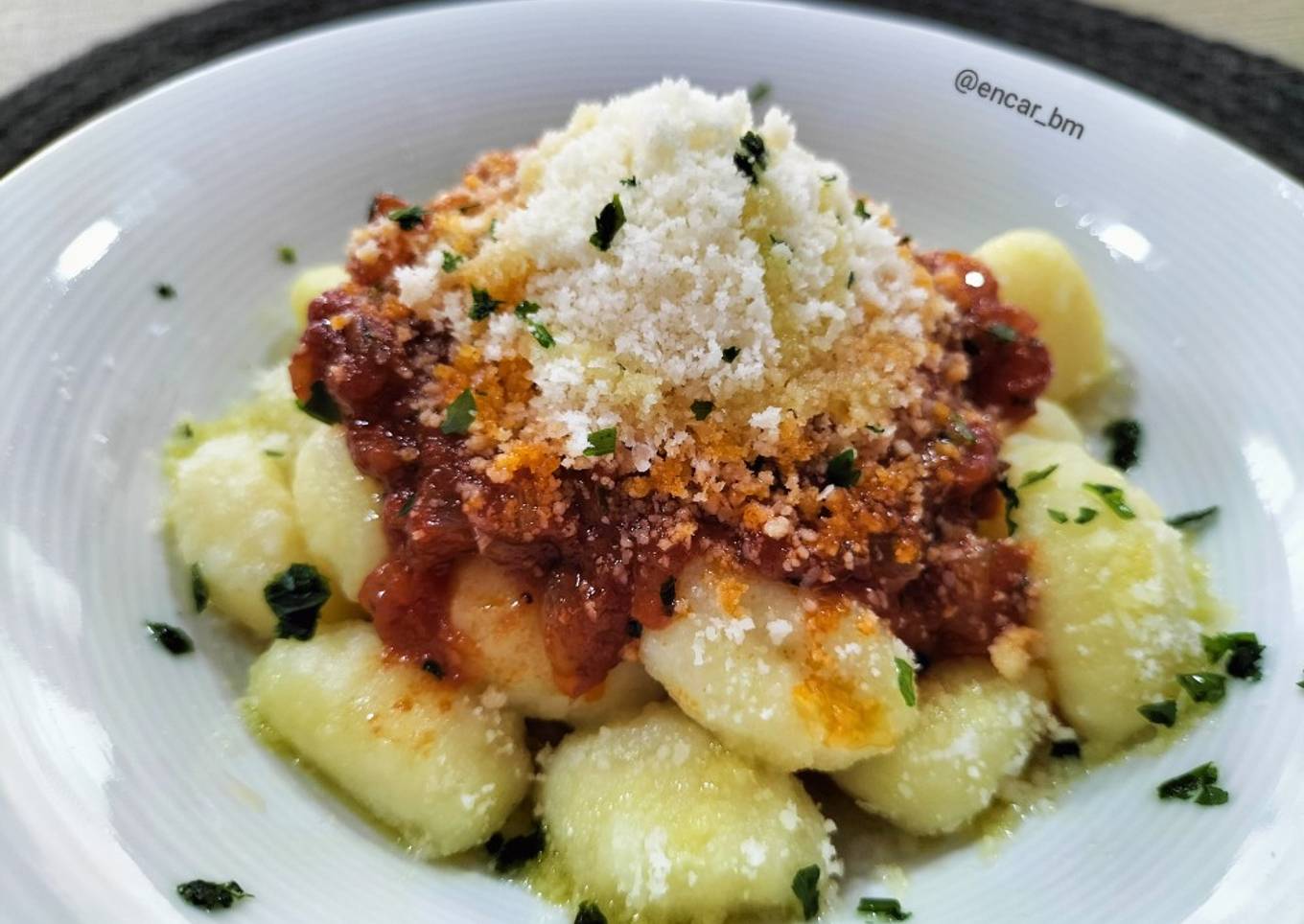 Ñoquis de patata con salsa casera de tomate y especias de pesto