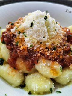 Una foto de Ñoquis de patata con salsa casera de tomate y especias de pesto