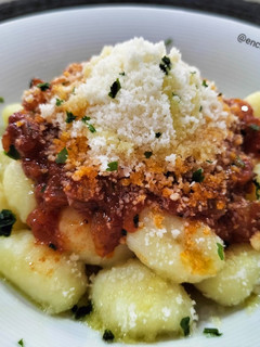 Una foto de Ñoquis de patata con salsa casera de tomate y especias de pesto