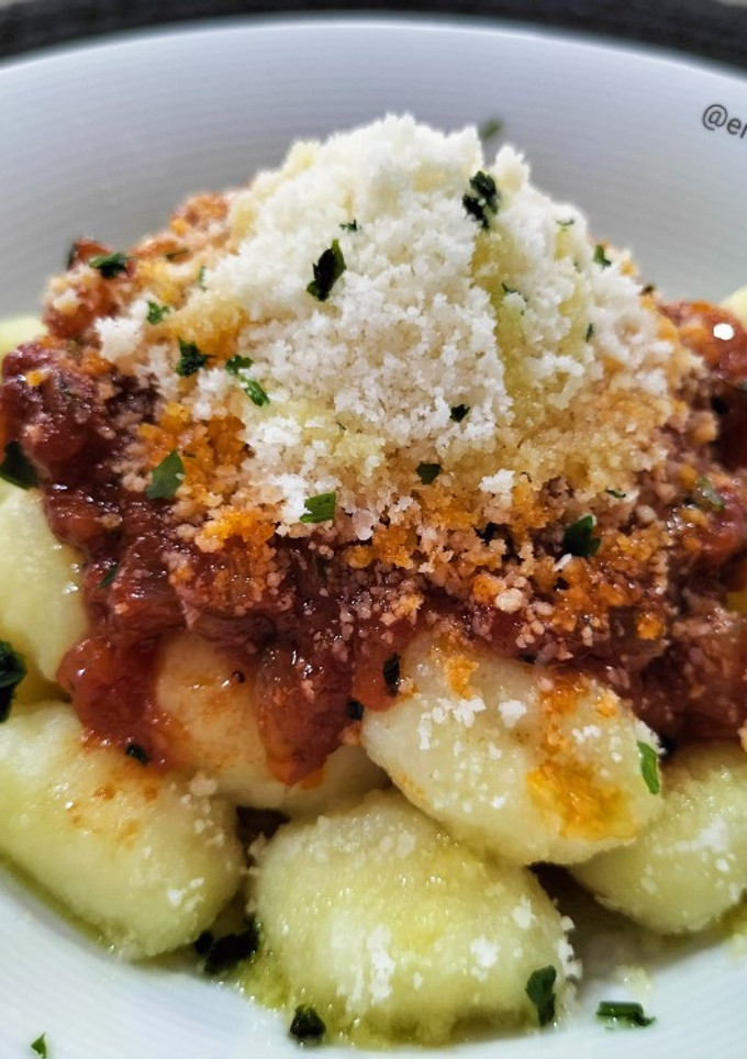 Una foto de Ñoquis de patata con salsa casera de tomate y especias de pesto