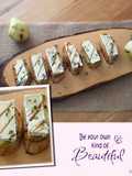 Crostini cu pere, brânza Brie, cimbru și balsamico