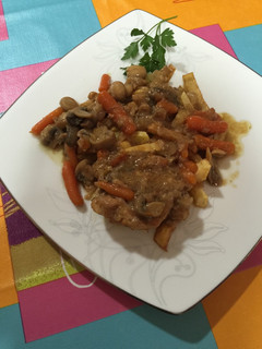 Una foto de Pollo a la cerveza con zanahorias y champiñones