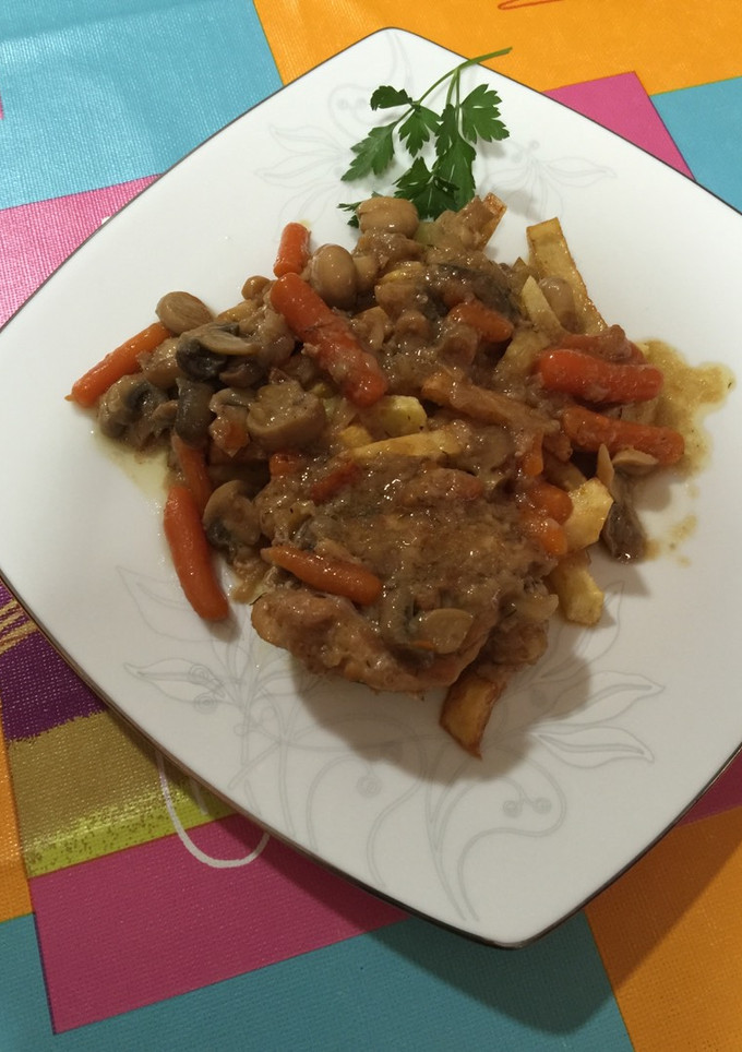 Una foto de Pollo a la cerveza con zanahorias y champiñones