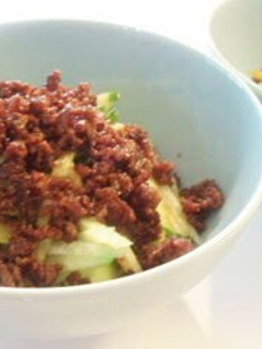 A picture of Chilled Noodles with Meat-Miso Sauce and Vegetables.