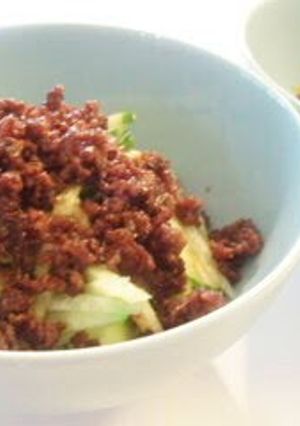 A picture of Chilled Noodles with Meat-Miso Sauce and Vegetables.