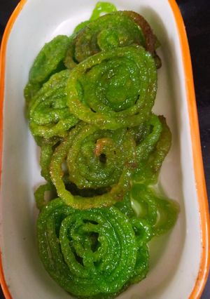बटरस्कॉच जिलेबी (butterscotch jalebi recipe in marathi) रेसिपी चे मुख्य फोटो 