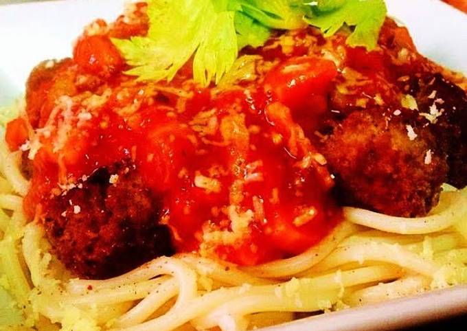 Spaghetti with Spicy Meatballs And Tomato And Bacon Sauce