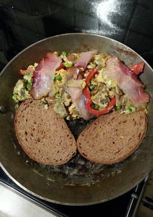 A picture of Omelette With Oyster Mushrooms.