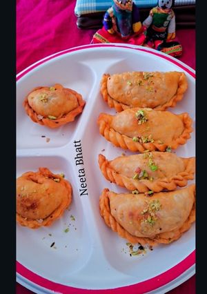 गुजीया (खजूर ड्राई फ्रूट्स वाली) रेसिपी मुख्य फोटो