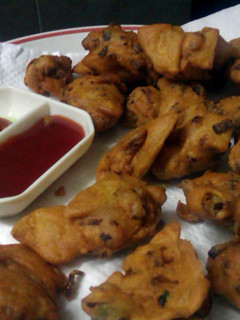 A picture of Potato & Onion fritters (Pakoray).