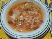Una foto de sopa de col