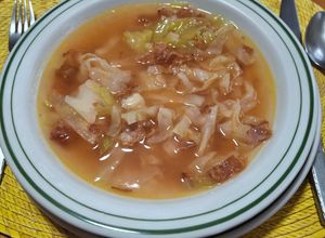 Una foto de Sopa de col (repollo) con tocino