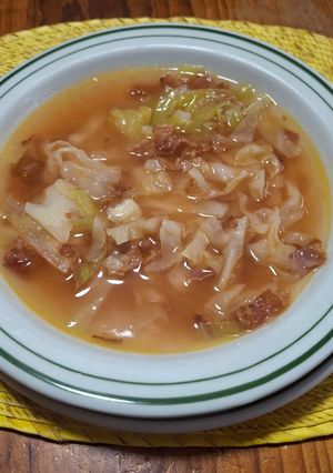 Una foto de Sopa de col (repollo) con tocino