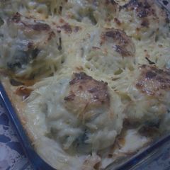 A picture of Potato Balls with Chicken and White Sauce.