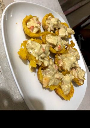 Una foto de Pechuga a la crema con tostones de plátano
