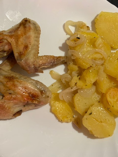 Una foto de Alitas de pollo al horno con patatas