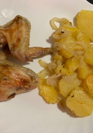 Una foto de Alitas de pollo al horno con patatas