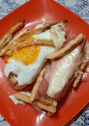 Una foto de Pancho (3) salchicha, huevo y papas fritas