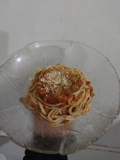 Una foto de Fideos con salsa caserita fácil de vegetales 🌸🌿