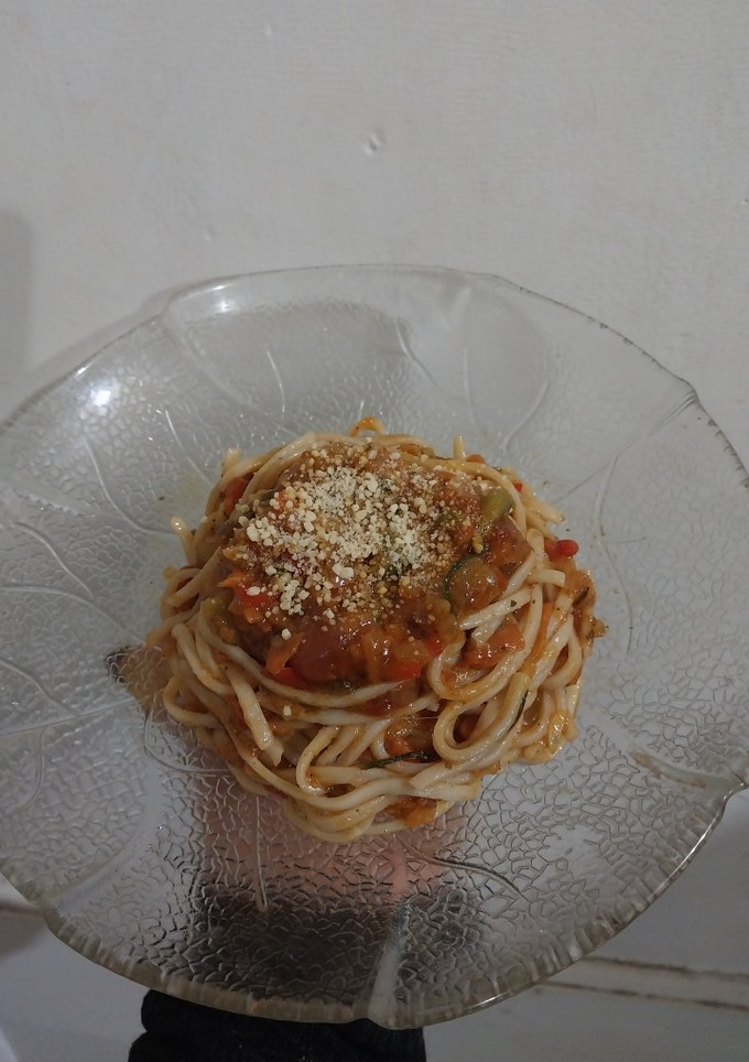 Una foto de Fideos con salsa caserita fácil de vegetales 🌸🌿
