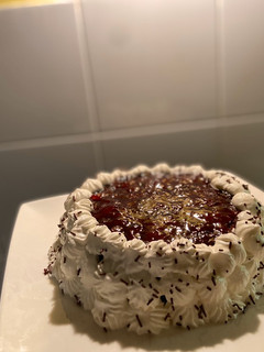 Una foto de Bizcochón de chocolate y mermelada de fresa y nata