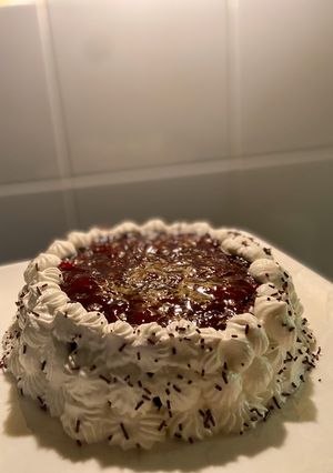 Una foto de Bizcochón de chocolate y mermelada de fresa y nata