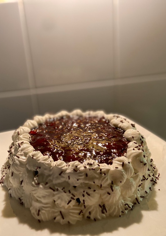 Una foto de Bizcochón de chocolate y mermelada de fresa y nata