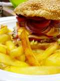 Hamburger + cartofi prăjiți