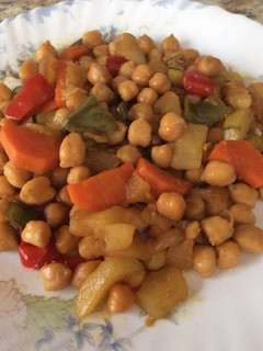 Una foto de Garbanzos fritos con verdura