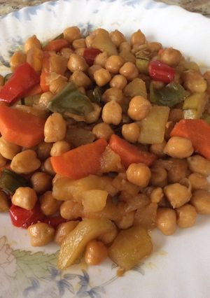 Una foto de Garbanzos fritos con verdura