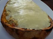 Una foto de zapallo relleno de queso muzzarella