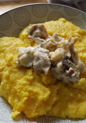 Une photo de Polenta crémeuse aux champignons
