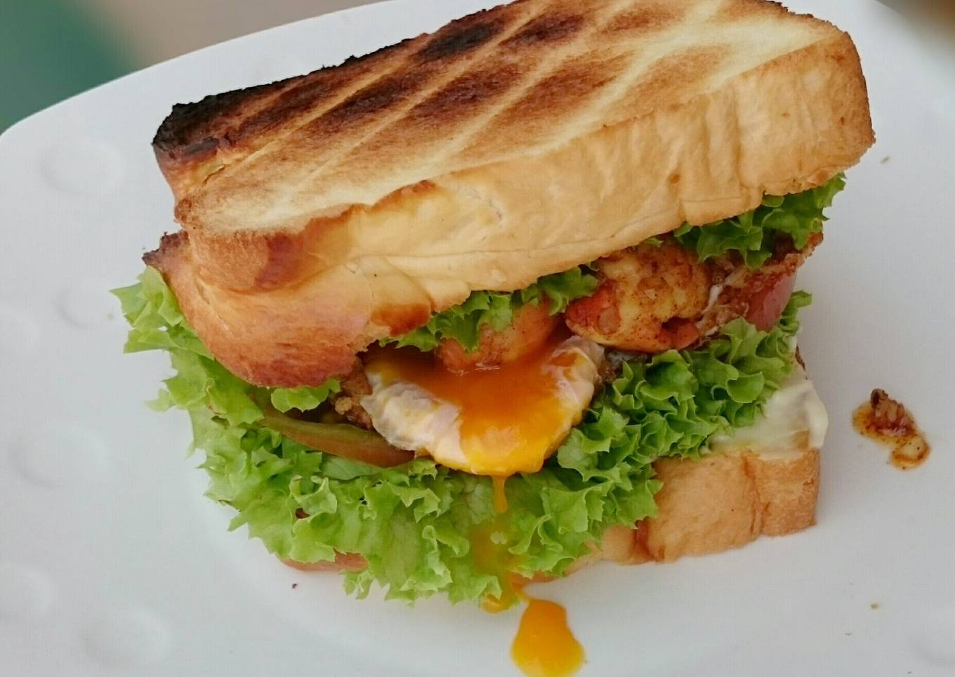 Spicy shrimp sandwich and eggs with garlic butter