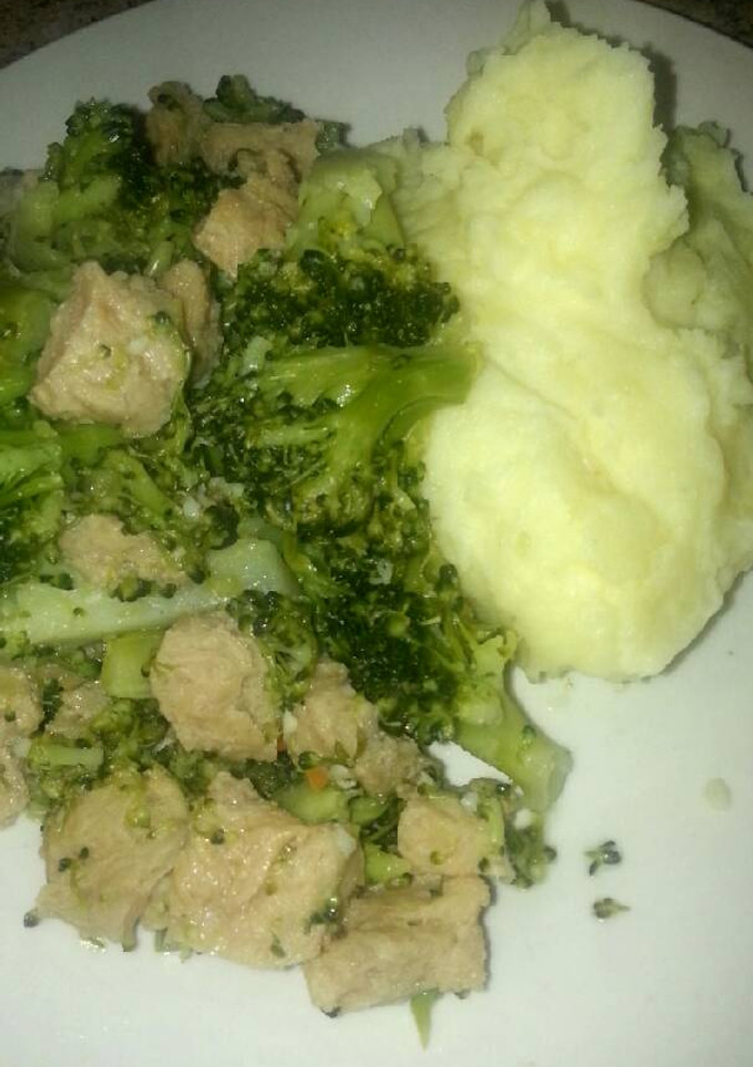 Una foto de Brócoli salteado con ajo y soja