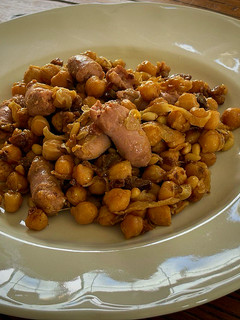 Una foto de Garbanzos con salchichas