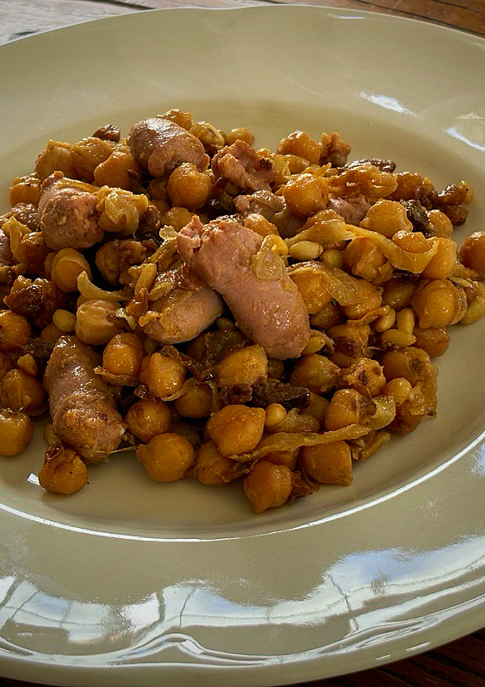 Una foto de Garbanzos con salchichas