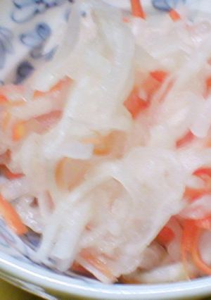 A picture of Celebratory Red and White Namasu (Marinated Daikon and Carrot Salad) for New Year's.