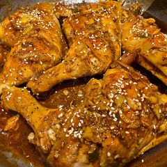 A picture of Stew chicken with black pepper.