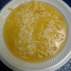 A picture of Annatto chicken and rice stoup.
