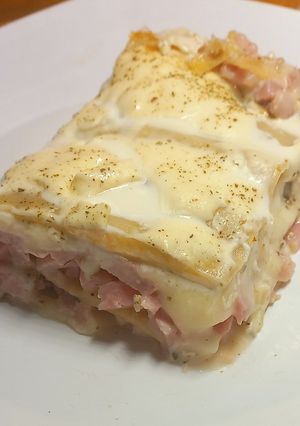 Una foto de Lasaña de Jamón y Queso Rápida y Fácil