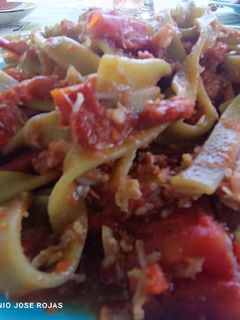 Una foto de Fetuccini de espinacas con txangurro en salsa de tomate y txangurro con encurtidos