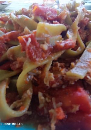 Una foto de Fetuccini de espinacas con txangurro en salsa de tomate y txangurro con encurtidos