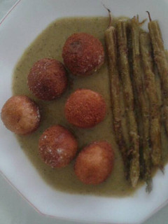 Una foto de Albóndigas de pollo en salsa de esparragos