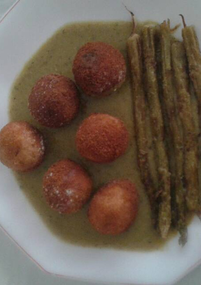 Una foto de Albóndigas de pollo en salsa de esparragos