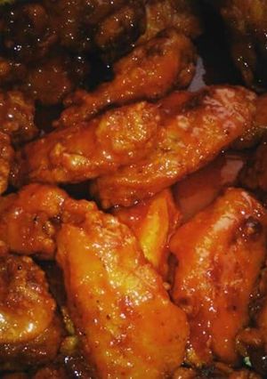 A picture of Sriracha & Honey Wings.