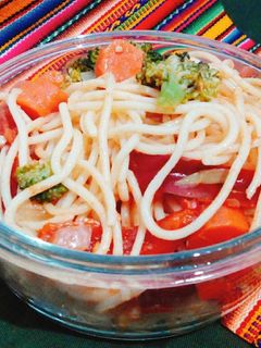 Una foto de Tallarines con verduras 😋