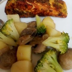 A picture of Salmon with veg.