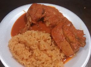 Una foto de Pollo en salsa guajillo