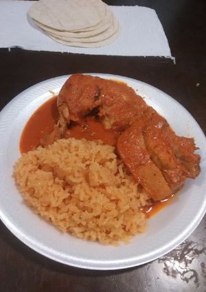 Una foto de Pollo en salsa guajillo