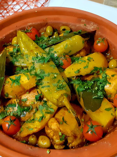 Une photo de Tajine marocain au poulet, légumes et olives